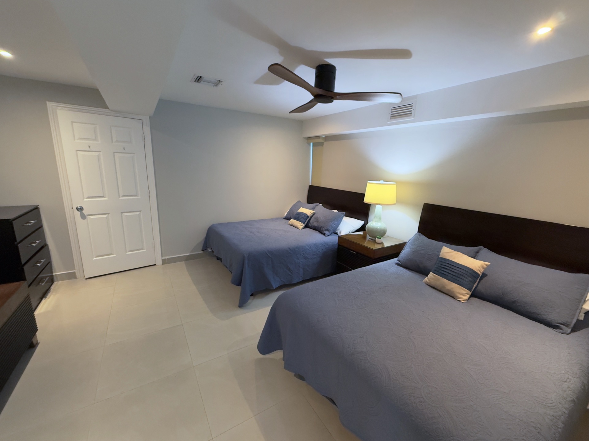 Second bedroom - 2x queen size beds, private bath